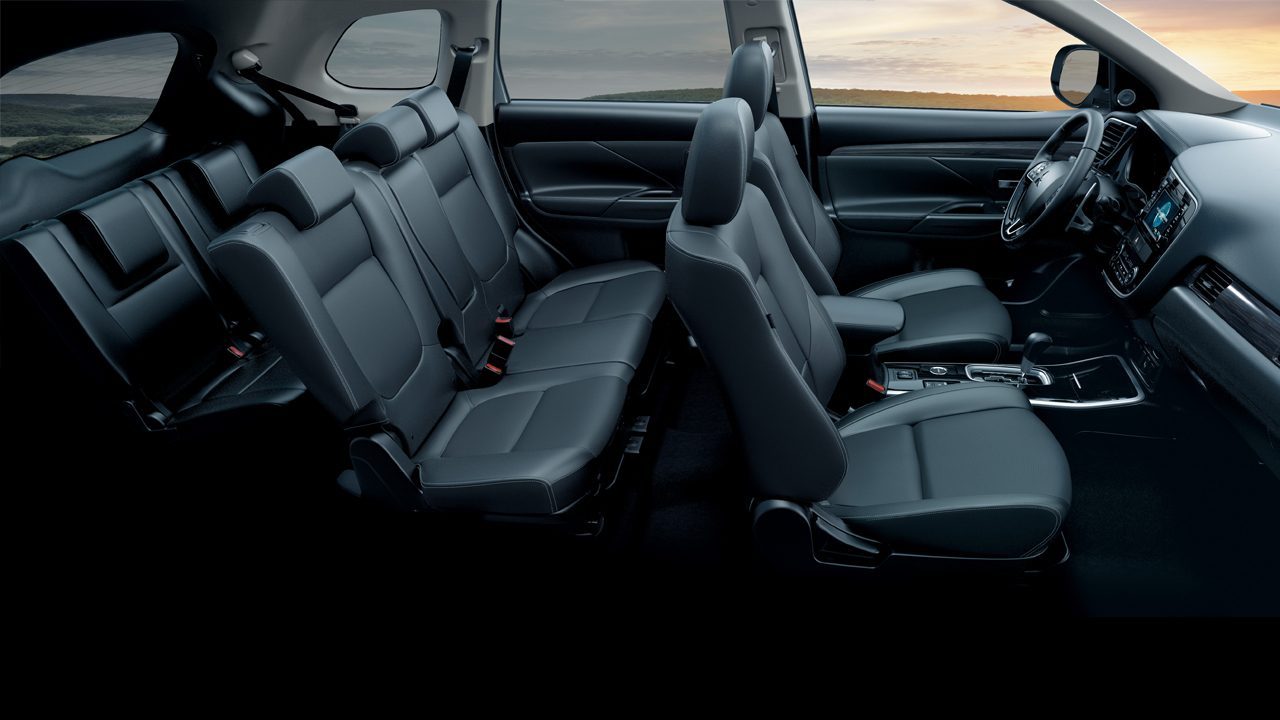 Nội thất rộng rãi 5+2 ngồi với nội thất màu đen lịch lãm trên Mitsubishi Outlander mới.
