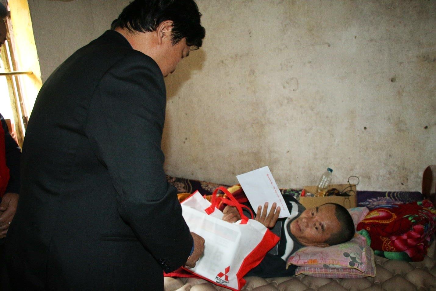 Mr. Nguyen Huy Thang - Deputy General Director presented gifts to Mr. Nguyen Van Than in Ha Tinh province