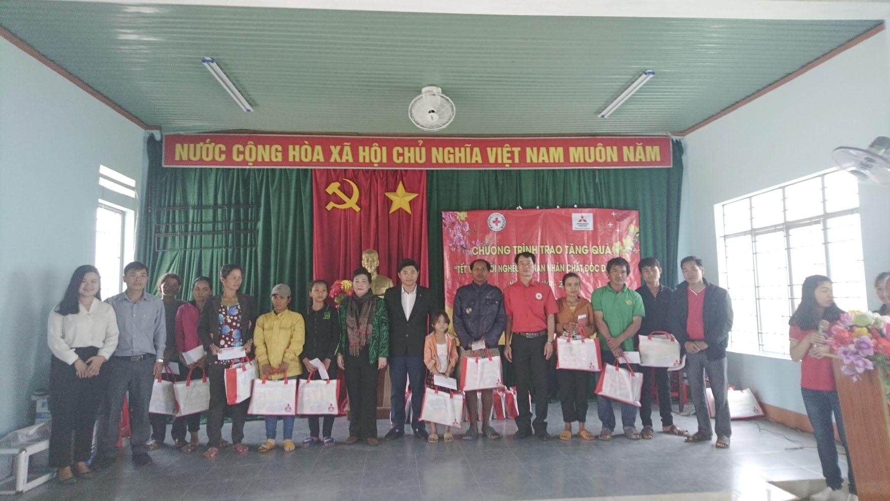 MMV representative and Mitsubishi Dealer gave gifts in Gia Lai province 