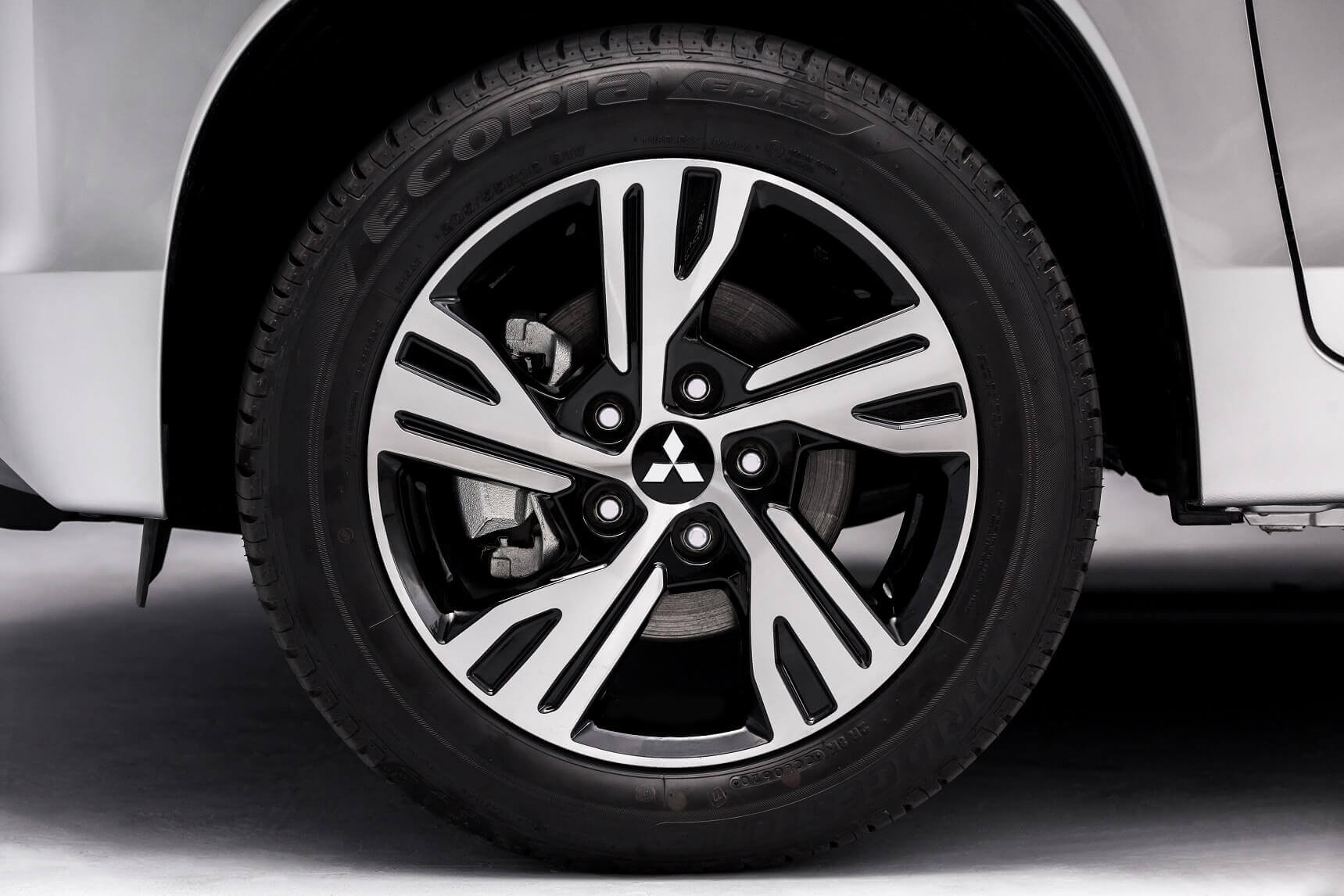Xpander 2020 có kích thước tổng thể 4.475 x 1.750 x 1.730 mm, gầm xe cao 205mm và bán kính quay vòng nhỏ 5,2m khiến ngoại thất xe trông hài hòa và cân đối