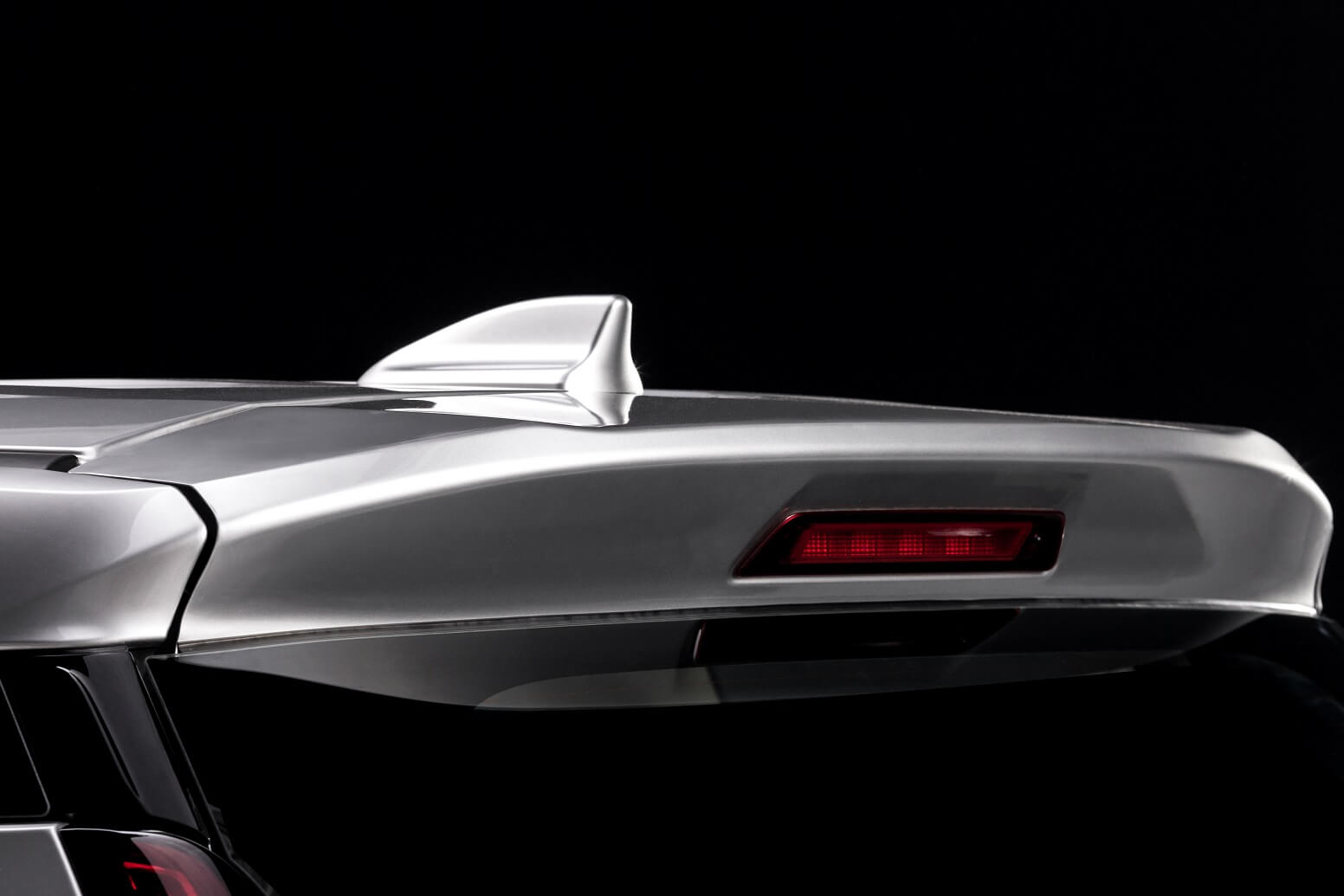 Đèn đuôi và đèn phanh chữ L tách rời, cụm đèn hậu được thiết kế đẹp mắt tích hợp cùng công nghệ đèn LED giúp tăng thêm vẻ cuốn hút cho Xpander 2020. Ngoài ra, phiên bản mới được trang bị thêm ăng-ten vây cá hiện đại giúp tăng thêm tính thẩm mỹ cho xe.
