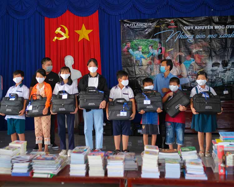OUTLANDER CLUB VIETNAM CARRIED OUT CHARITABLE  ACTIVITIES IN CA MAU ON AUGUST 21st – 22nd