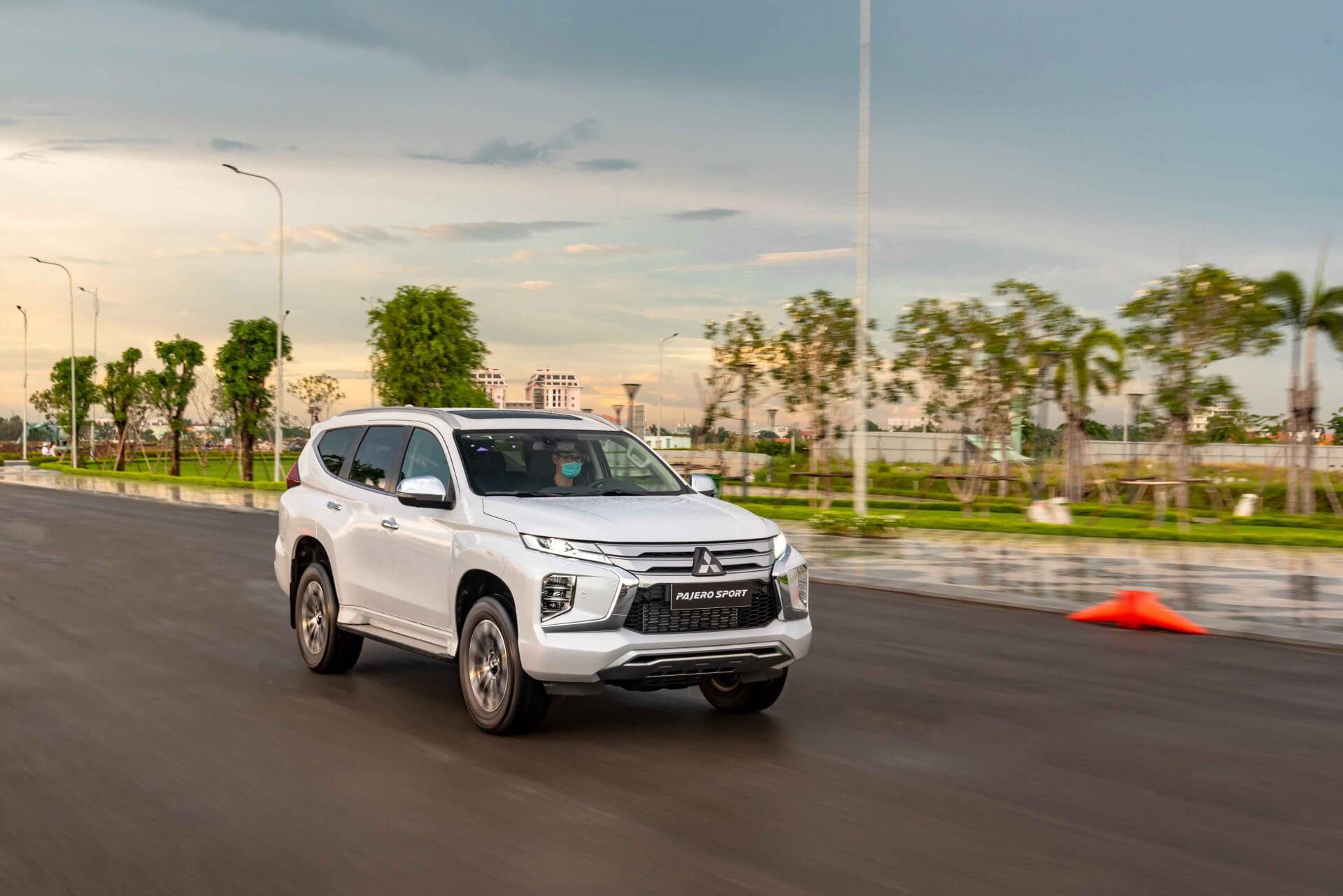 Mitsubishi Pajero Sport 2023 thay đổi nhàm chán lép vế so với Ford Everest