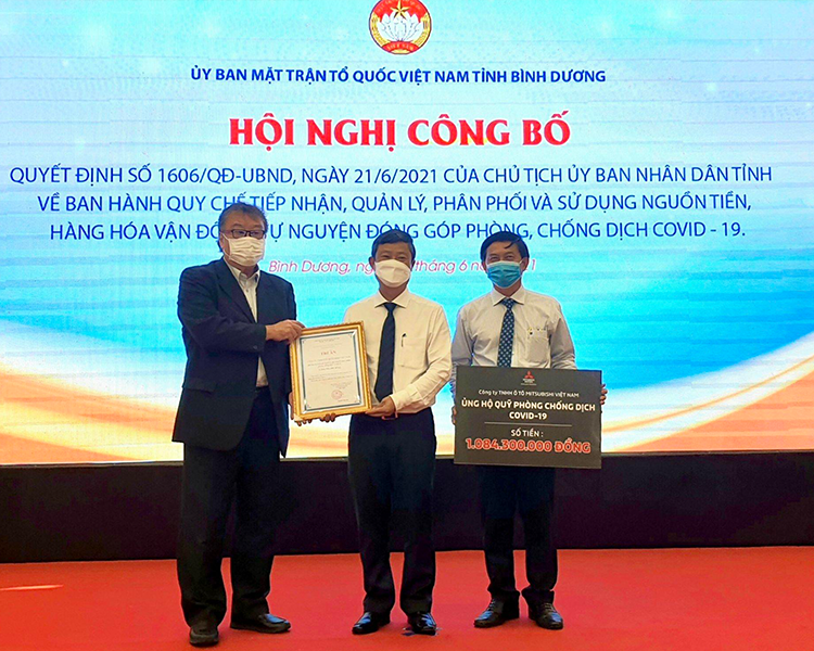 Mitsubishi motors viet nam donated one unit of triton equipped with canopy and in cash to binh duong’s vietnam fatherland front committee for covid-19 prevention fund