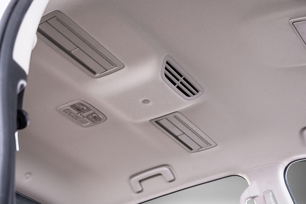 hệ thống truyền động 2 cầu Super Select 4WD-II với 4 chế độ gài cầu: 2H (1 cầu), 4H (2 cầu), 4HLc (2 cầu nhanh với khóa vi sai trung tâm) hay 4LLc (2 cầu chậm, khóa vi sai trung tâm) và khóa vi sai cầu sau, cùng 4 lựa chọn chế độ vận hành địa hình (Sỏi - Bùn - Cát - Đá)