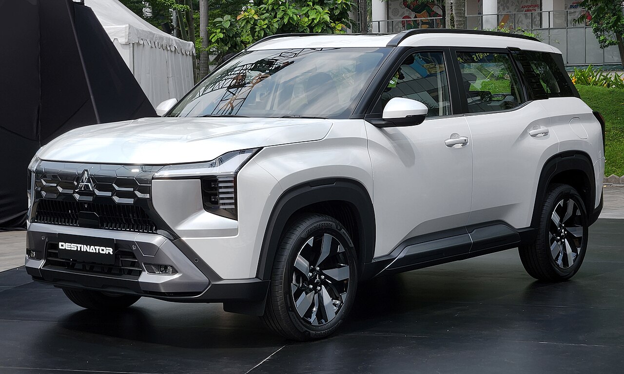 Thiết kế ngoại thất góc nhìn phía trước xe SUV 7 chỗ Mitsubishi Destinator